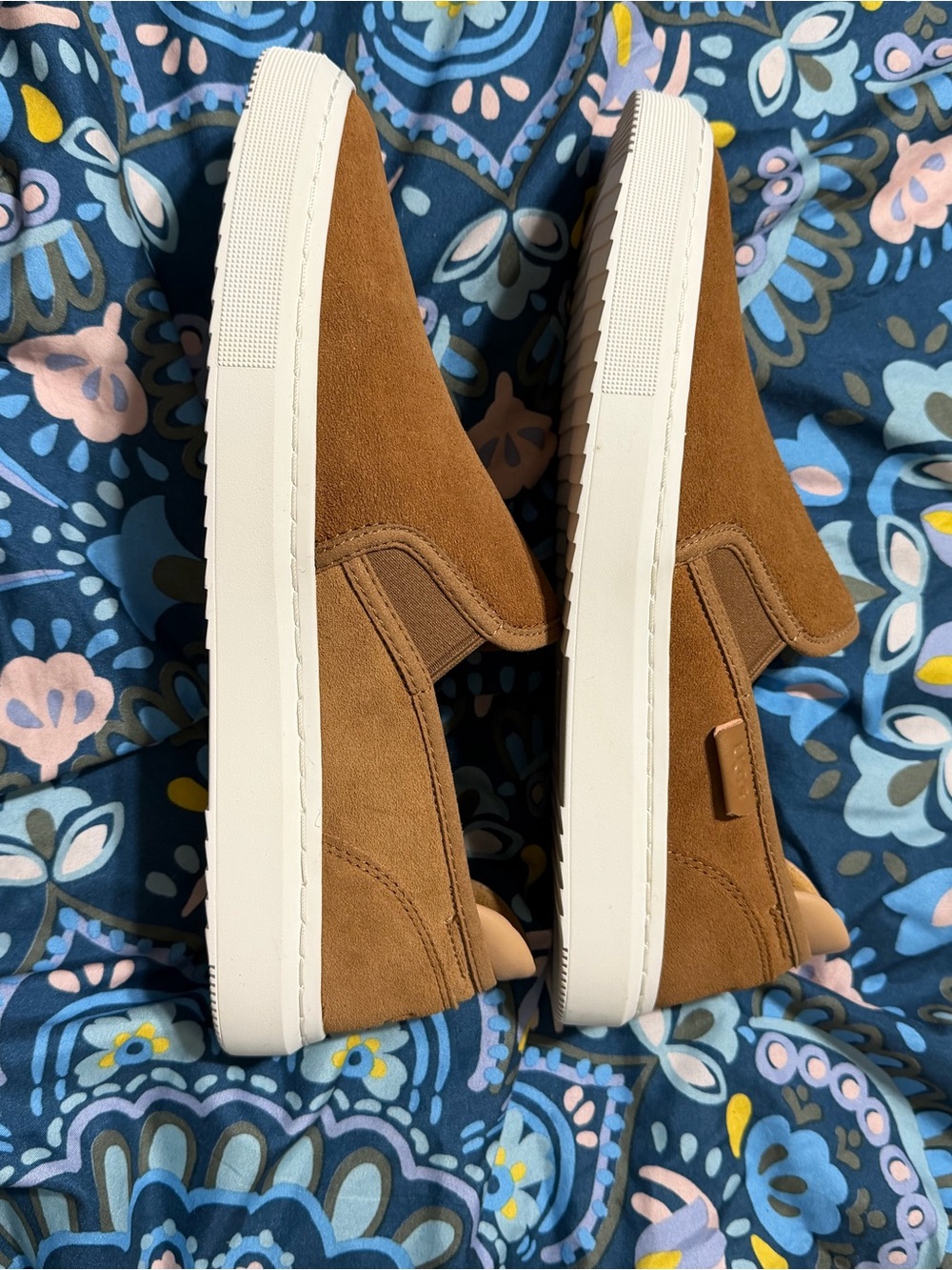 NWT UGG Alameda Slip-On in Chestnut with White Sole - Picture 6 of 10